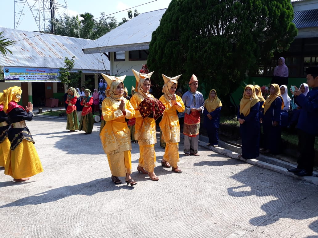tari Pasambahan yang ditampilkan oleh para siswa SMPN 13 Sijunjung